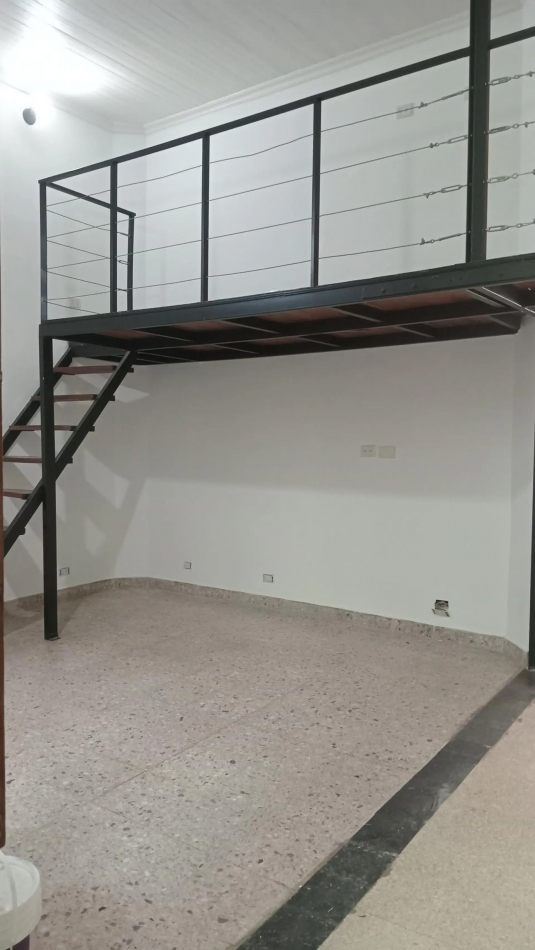 Venta de PH 2 ambientes, con patio, terraza y entrada independiente. Excelente ubicacion. Bajas expensas. Gran oportunidad.