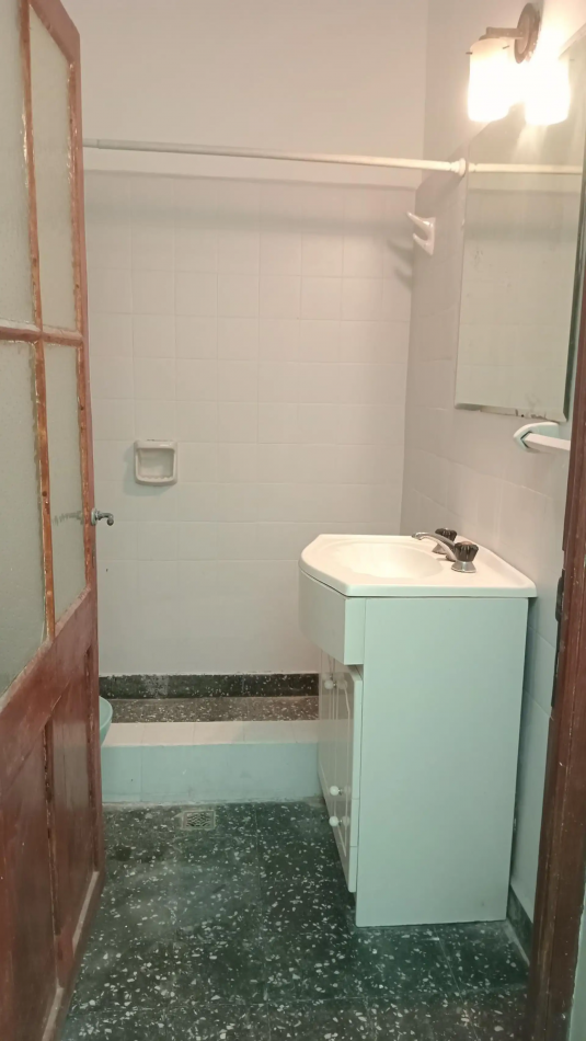 Venta de PH 2 ambientes, con patio, terraza y entrada independiente. Excelente ubicacion. Bajas expensas. Gran oportunidad.