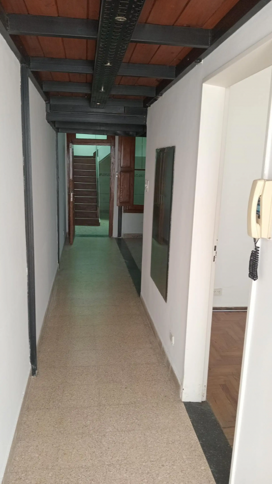 Venta de PH 2 ambientes, con patio, terraza y entrada independiente. Excelente ubicacion. Bajas expensas. Gran oportunidad.