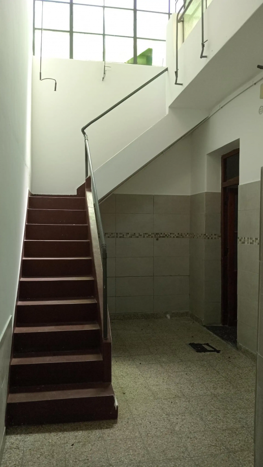 Venta de PH 2 ambientes, con patio, terraza y entrada independiente. Excelente ubicacion. Bajas expensas. Gran oportunidad.