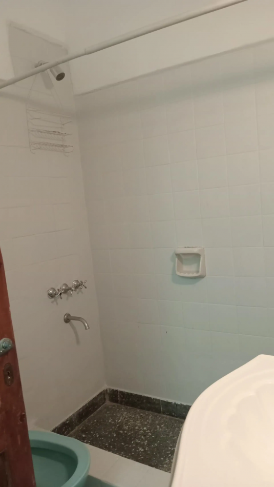 Venta de PH 2 ambientes, con patio, terraza y entrada independiente. Excelente ubicacion. Bajas expensas. Gran oportunidad.