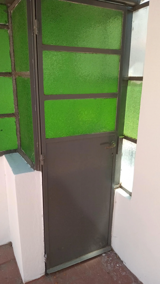 Venta de PH 2 ambientes, con patio, terraza y entrada independiente. Excelente ubicacion. Bajas expensas. Gran oportunidad.