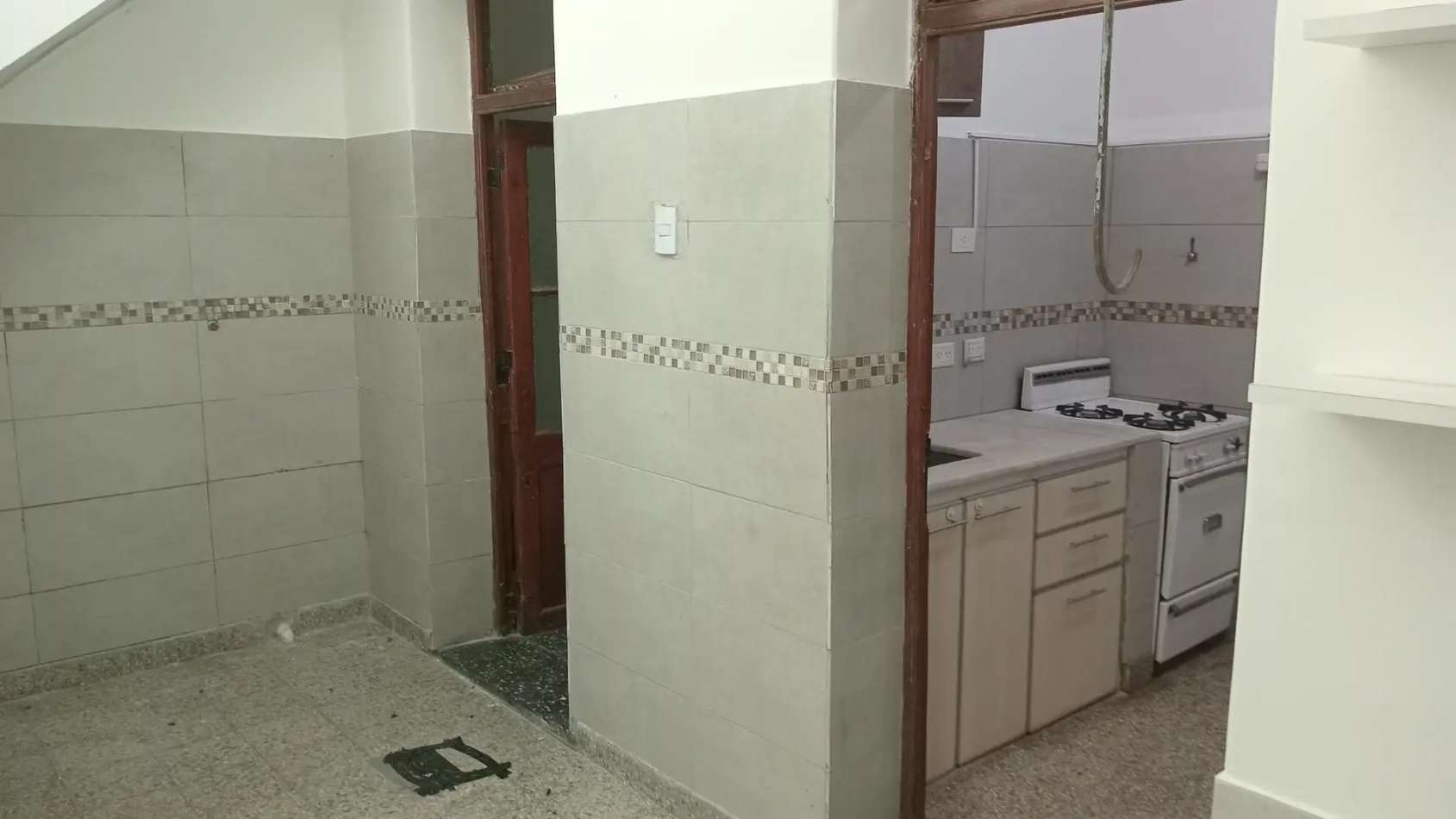 Venta de PH 2 ambientes, con patio, terraza y entrada independiente. Excelente ubicacion. Bajas expensas. Gran oportunidad.
