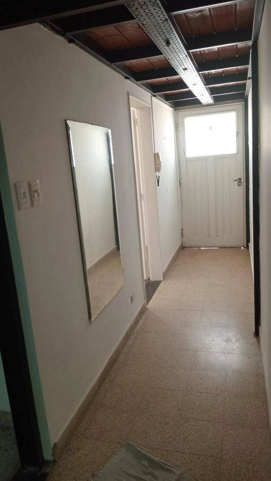 Venta de PH 2 ambientes, con patio, terraza y entrada independiente. Excelente ubicacion. Bajas expensas. Gran oportunidad.