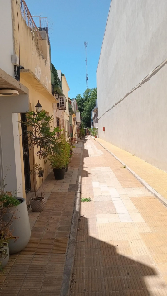 Venta de PH 2 ambientes, con patio, terraza y entrada independiente. Excelente ubicacion. Bajas expensas. Gran oportunidad.