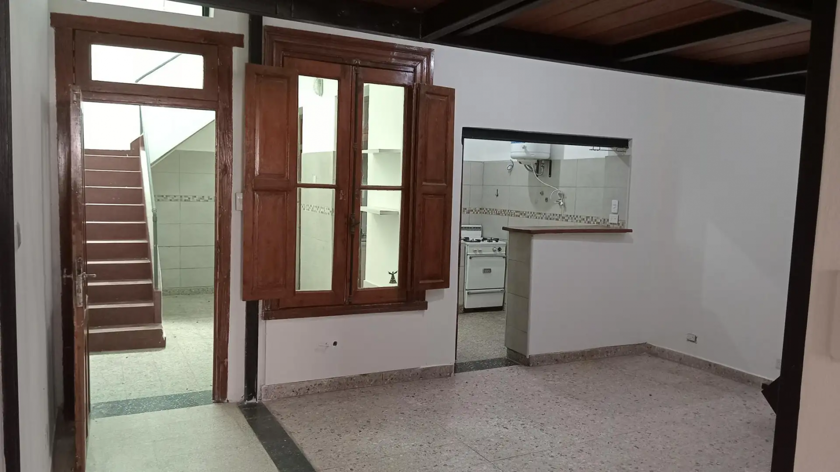 Venta de PH 2 ambientes, con patio, terraza y entrada independiente. Excelente ubicacion. Bajas expensas. Gran oportunidad.