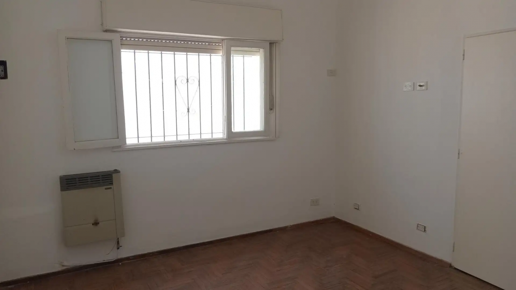 Venta de PH 2 ambientes, con patio, terraza y entrada independiente. Excelente ubicacion. Bajas expensas. Gran oportunidad.