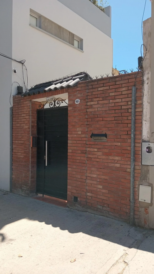 Venta de PH 2 ambientes, con patio, terraza y entrada independiente. Excelente ubicacion. Bajas expensas. Gran oportunidad.