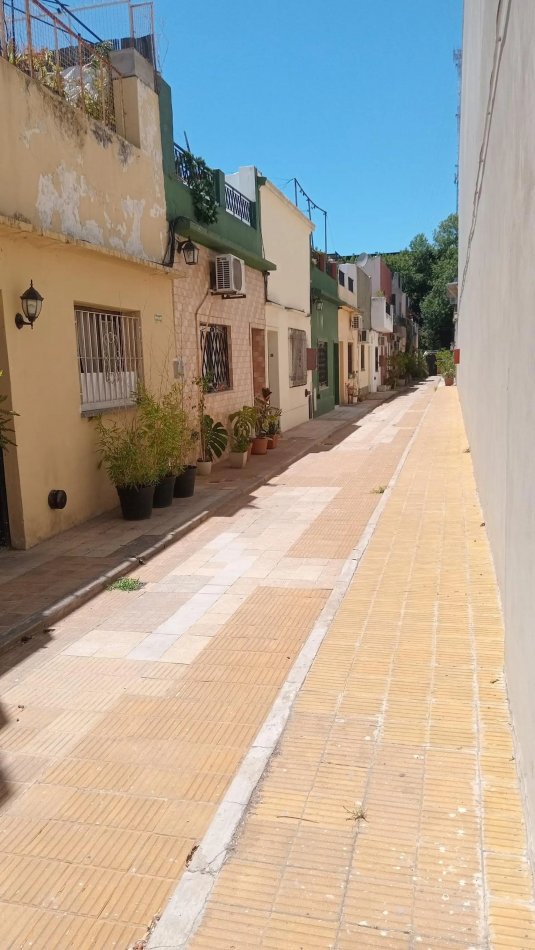 Venta de PH 2 ambientes, con patio, terraza y entrada independiente. Excelente ubicacion. Bajas expensas. Gran oportunidad.