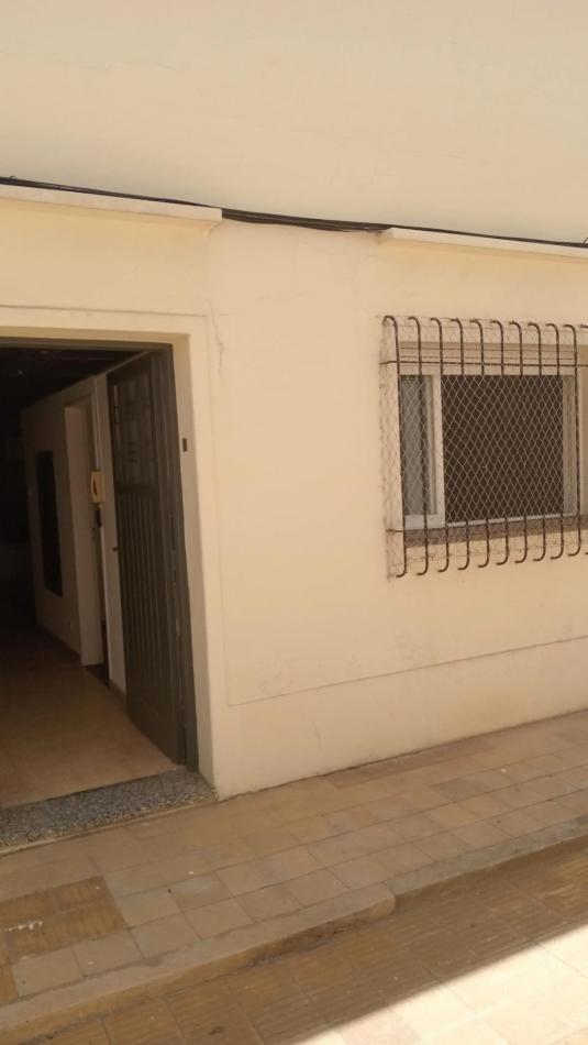 Venta de PH 2 ambientes, con patio, terraza y entrada independiente. Excelente ubicacion. Bajas expensas. Gran oportunidad.