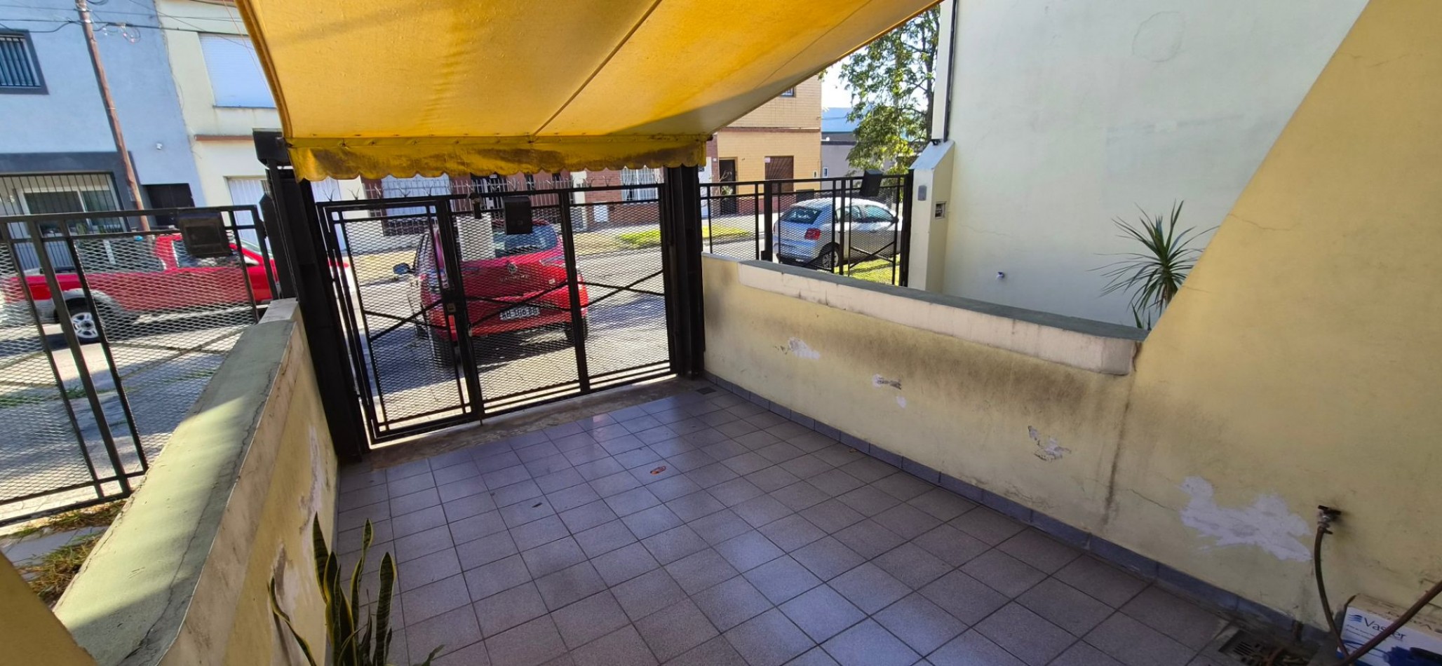 Triplex de 4 Ambientes con Cochera, Patio, Parrilla y Terrazas Propias